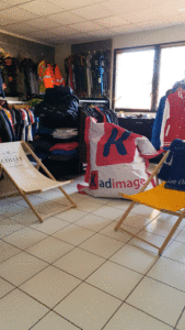 GIF d'un espace détente dans un showroom d'objets pubs