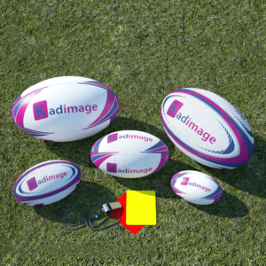 Différents types de ballons de rugby personnalisés sur de l'herbe