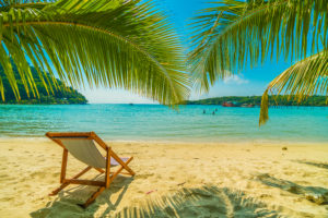 chilienne exposé au soleil sur une plage tropicale